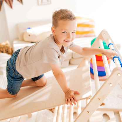 Rutschbrett und Kletterdreieck Äffchen im Spielzimmer