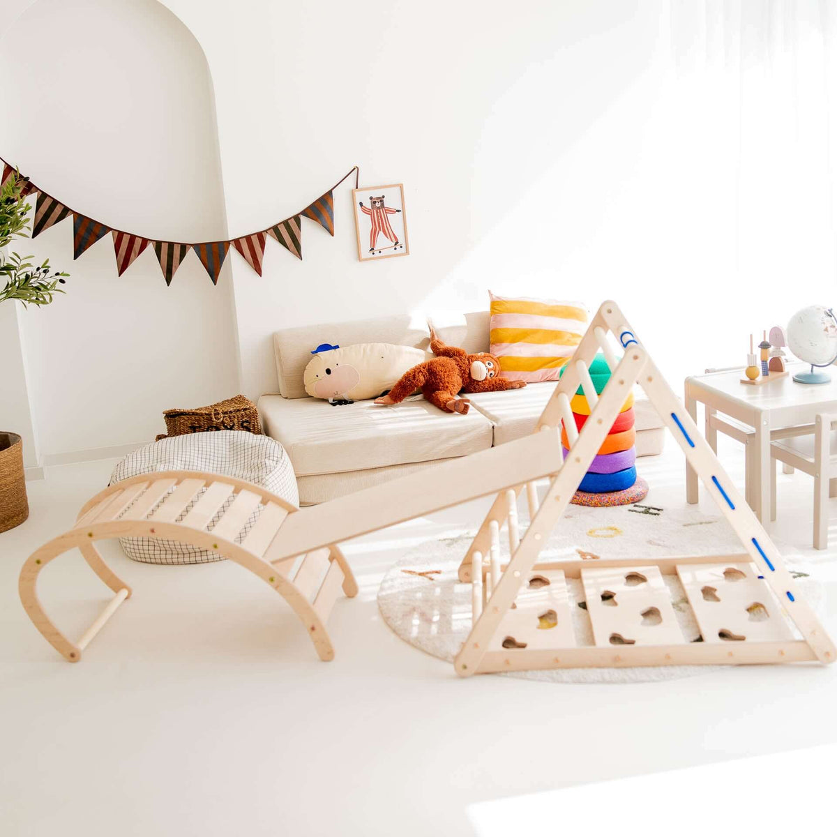 Kletterset Äffchen mit Kletterdreieck, Rutsche und Kletterbogen aus Holz im Spielzimmer für Kinder.