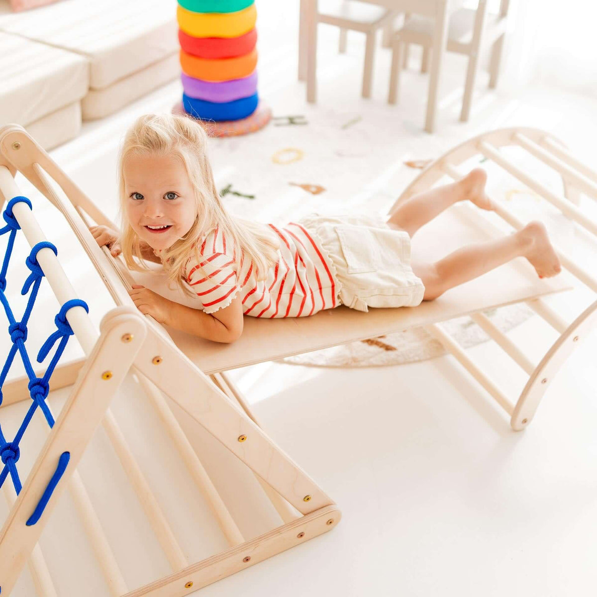 Mädchen spielt auf dem Kletterset Kleiner Tiger, mit Kletterbogen und Kletternetz für Kinder.