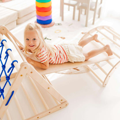 Mädchen spielt auf dem Kletterset Kleiner Tiger, mit Kletterbogen und Kletternetz für Kinder.