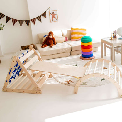 Kletterdreieck Kleiner Tiger aus Birkenholz im Spielzimmer mit bunten Kissen und Spielzeug