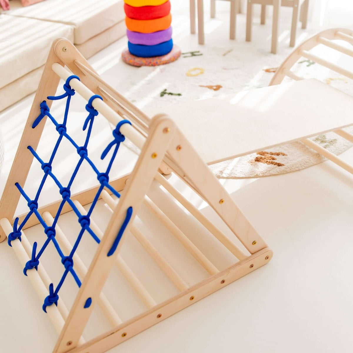 Pikler Kletterdreieck Kleiner Tiger aus Birkenholz mit Seilnetz, Kletterwand und Leiter im hellen Raum