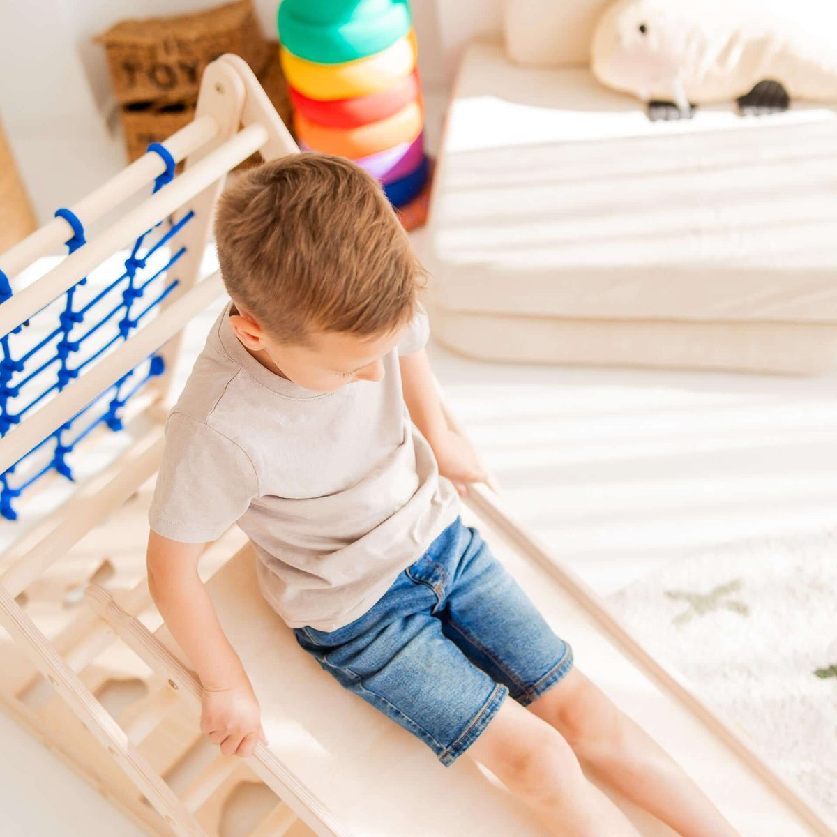 Kind, der auf dem Rutschbrett / Hühnerleiter von Julies by KleinLeni spielt.