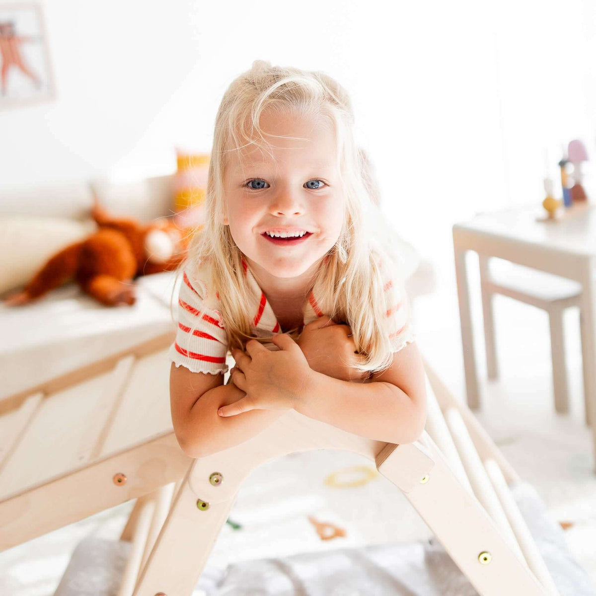 Fröhliches Kind spielt auf dem Kletterset Panda – Kletterdreieck und Rutsche für kleine Abenteurer.