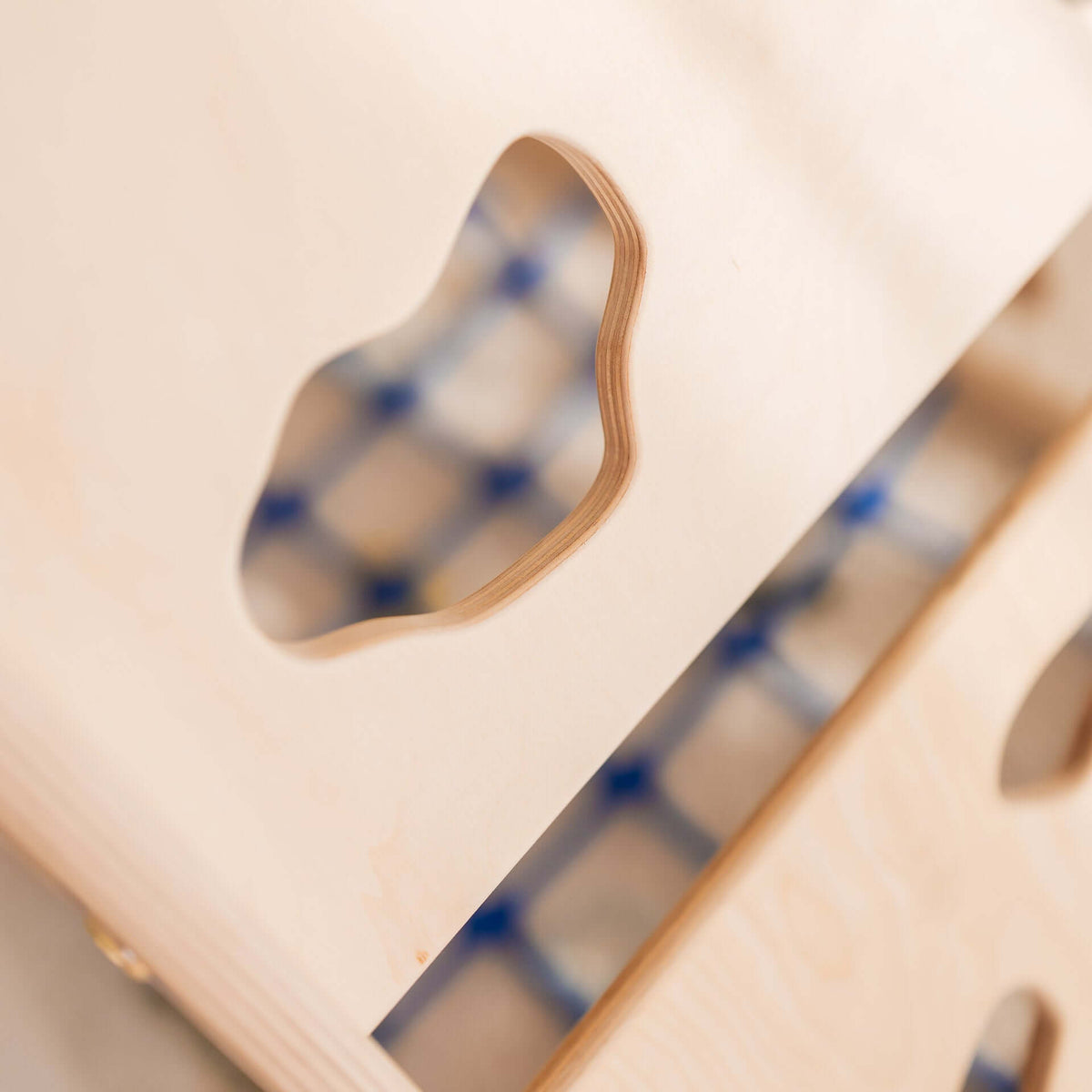 Detailansicht des Klettersets Löwe mit Holzschnitt und stabiler Struktur für Kinder.