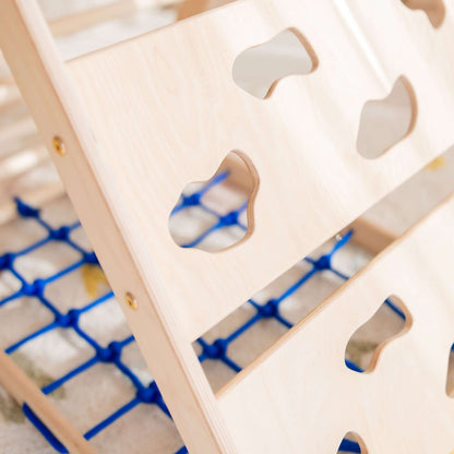 Detailansicht des Kletterdreiecks aus Holz mit blauen Seilen, Teil des Kletterset Löwe für Kinder.
