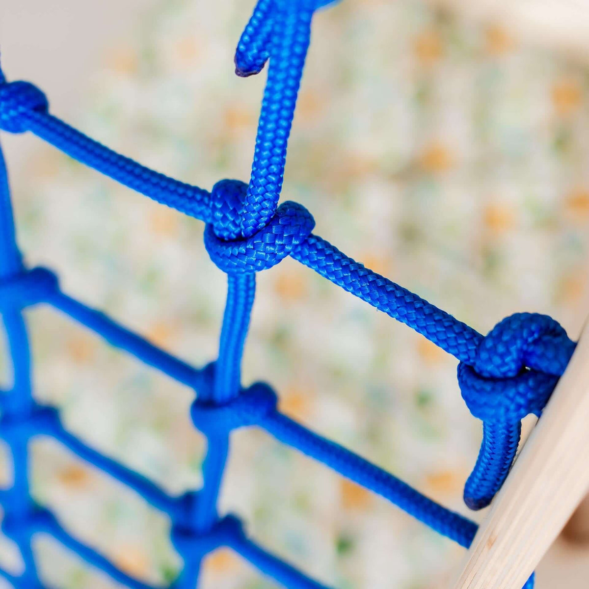 Detailaufnahme des blauen Kletterseils im Kletterset Äffchen, ideal für Kinder zum Spielen und Klettern.