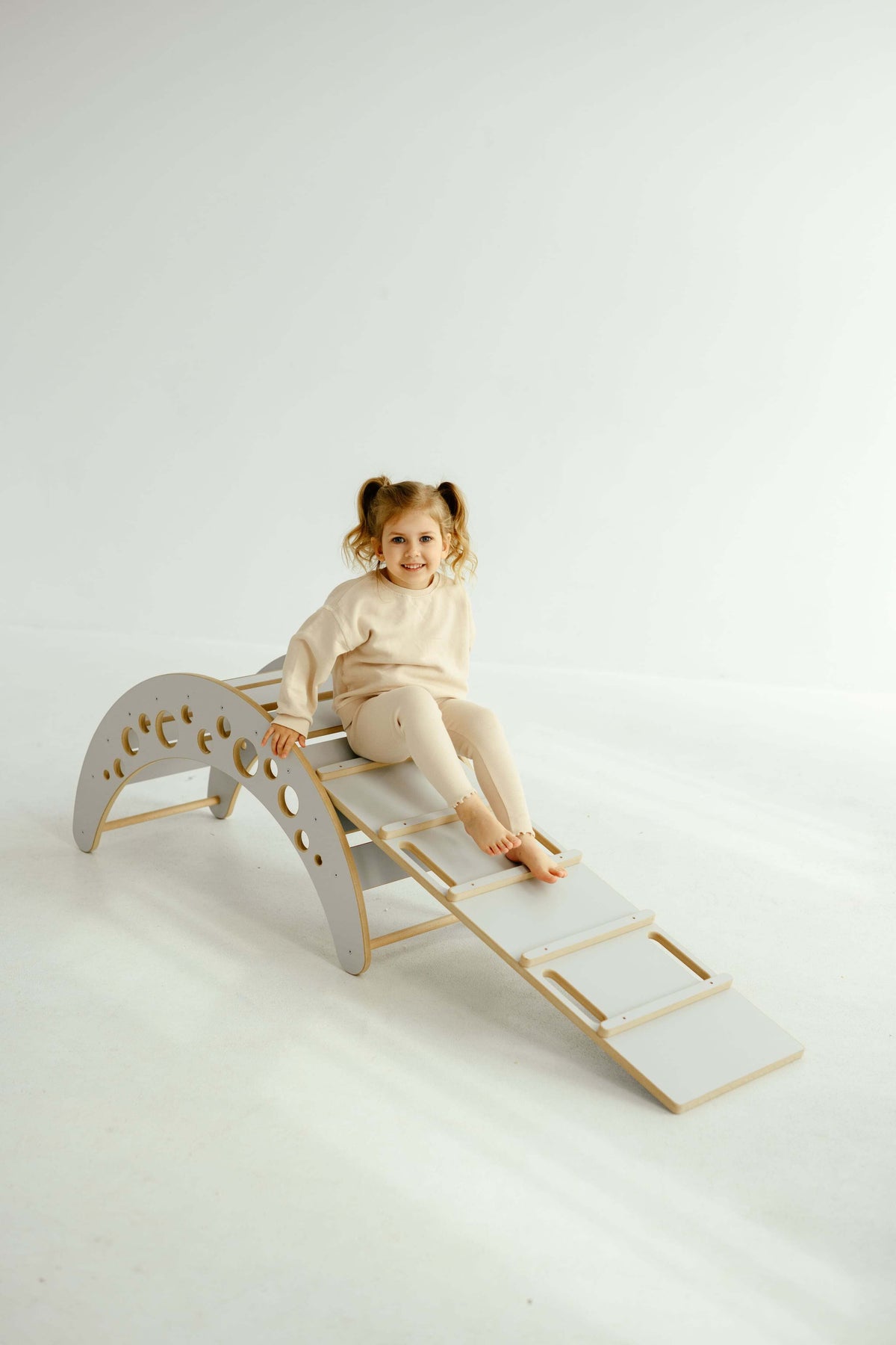 Graue Holzwippe in Mondform fürs Kinderzimmer