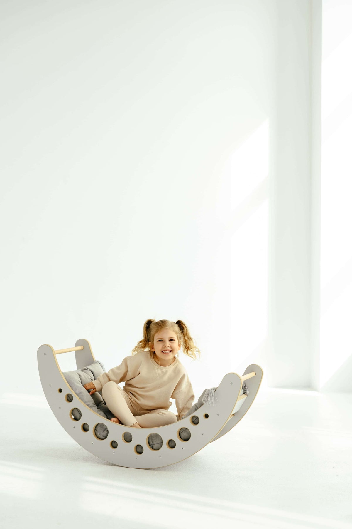 Holzwippe Mond für Kinder in Grau von Babywood