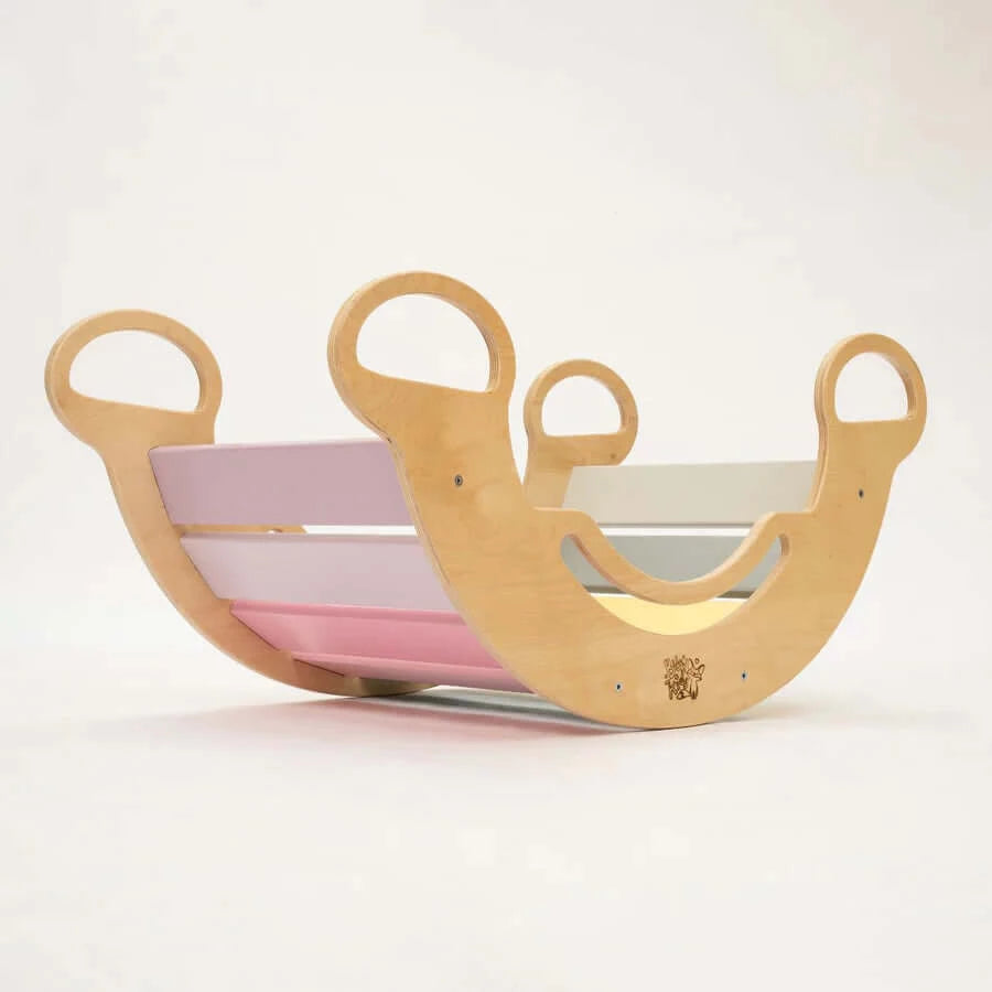 Kind spielt am pastellfarbenen Montessori Kletterbogen