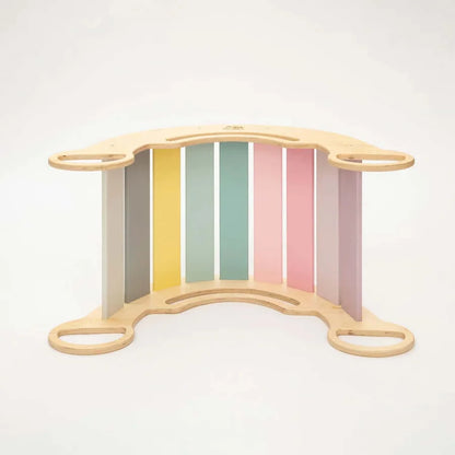Pastellfarbener Kletterbogen als Brücke aufgebaut