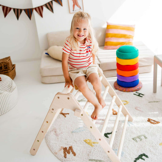 Faltbares Pikler Kletterdreieck Lina aus Birkenholz mit Kind im bunten Kinderzimmer