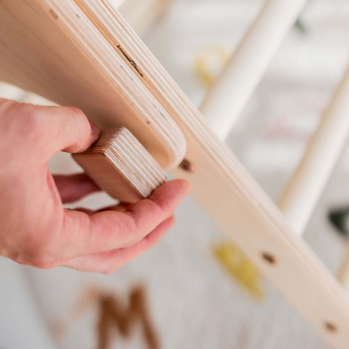 Detailaufnahme des Klappmechanismus am faltbaren Kletterdreieck Lina zum platzsparenden Zusammenklappen