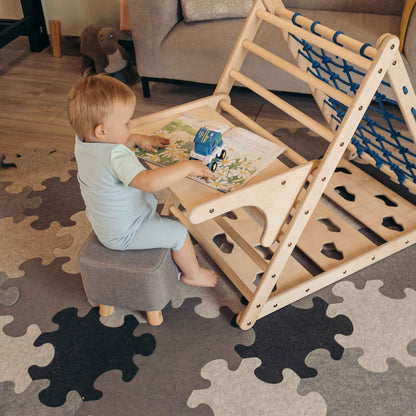 Maltisch am Kletterdreieck im Kinderzimmer aufgebaut