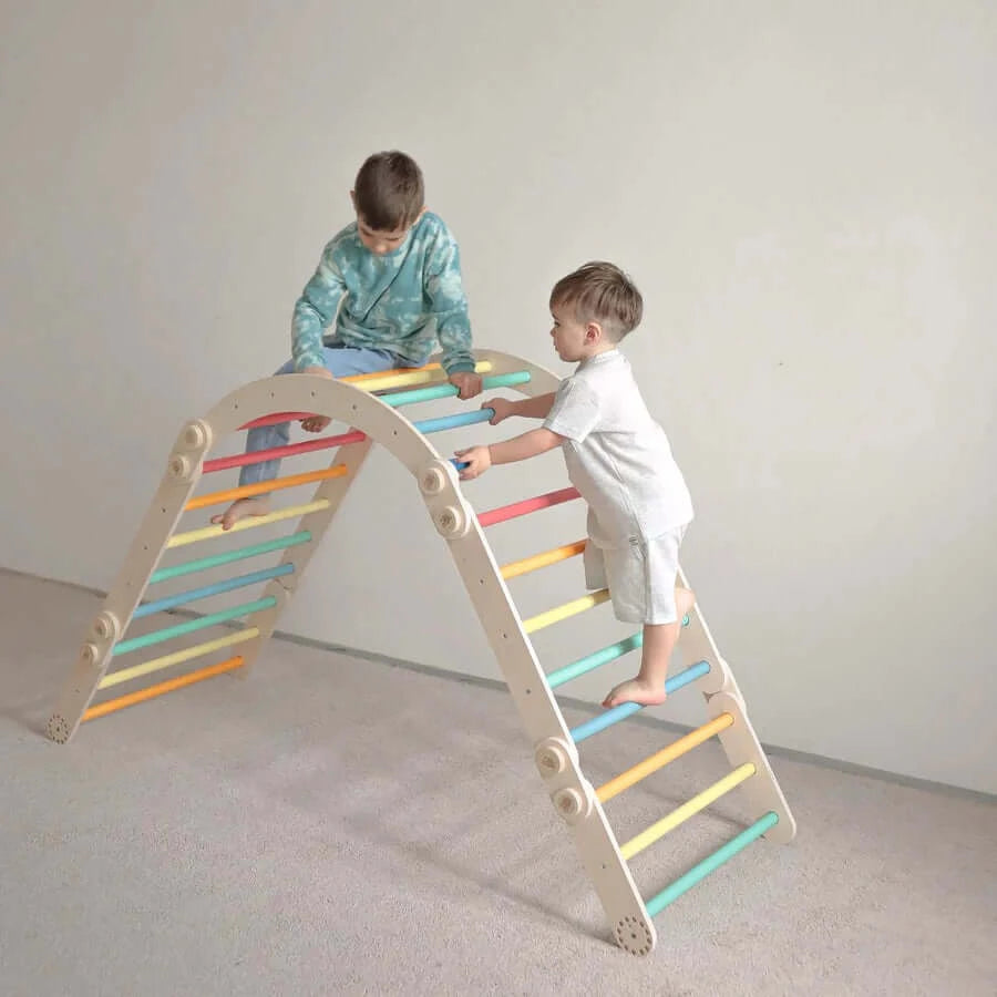 Klettergerüst L von Busykids aus Birkenholz mit zwei Pikler-Dreiecken und Wippe