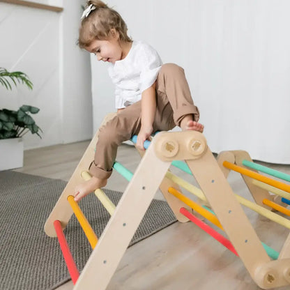 Buntes Klettergerüst L mit zwei Kletterdreiecken und Wippe kombiniert