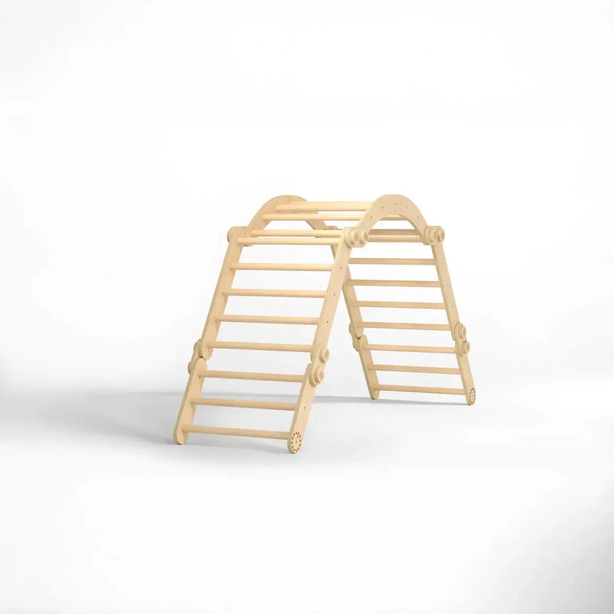 Naturfarbenes Klettergerüst L aus Birkenholz im Kinderzimmer