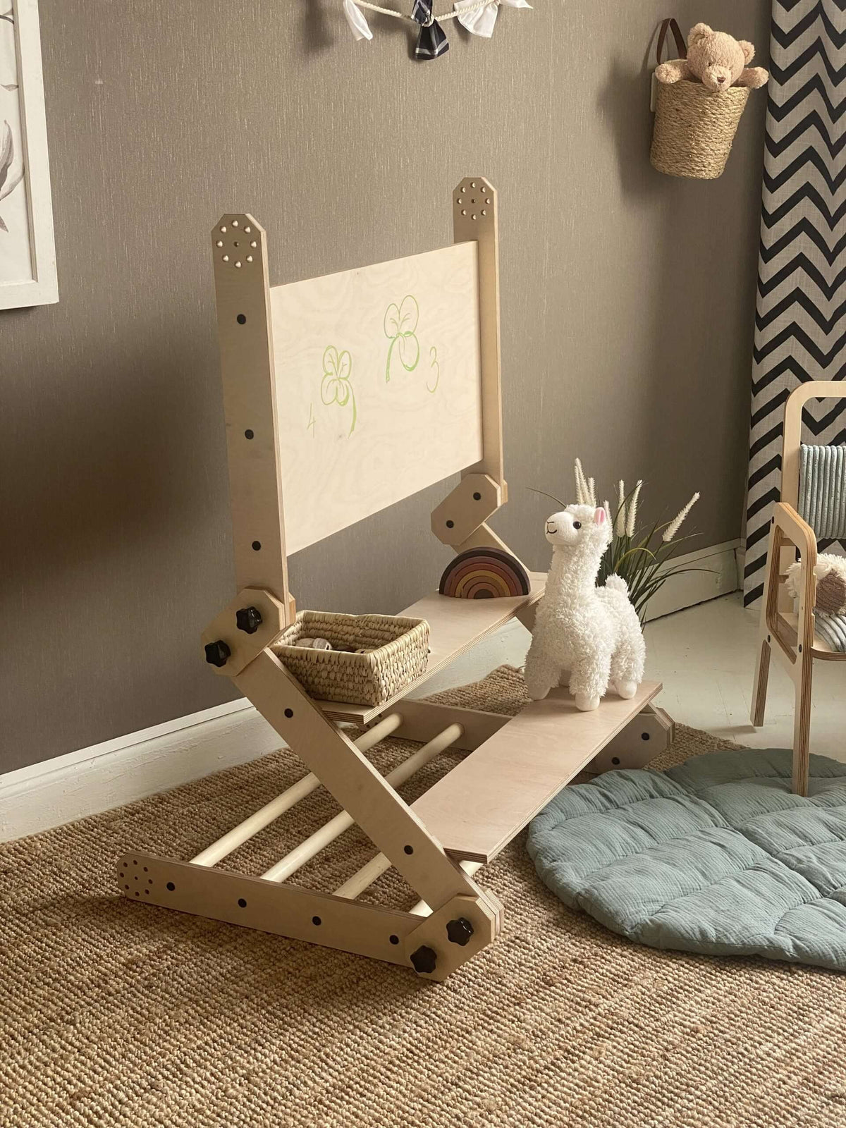 Vielseitiger Klettertisch NABU zum Spielen und Malen im Kinderzimmer