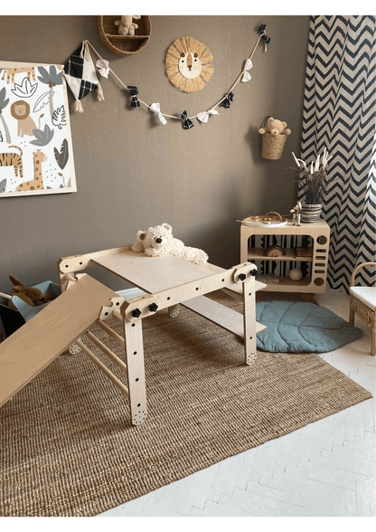 Kletterset NABU mit Kletterrampe und Holzspielzeug im Kinderzimmer