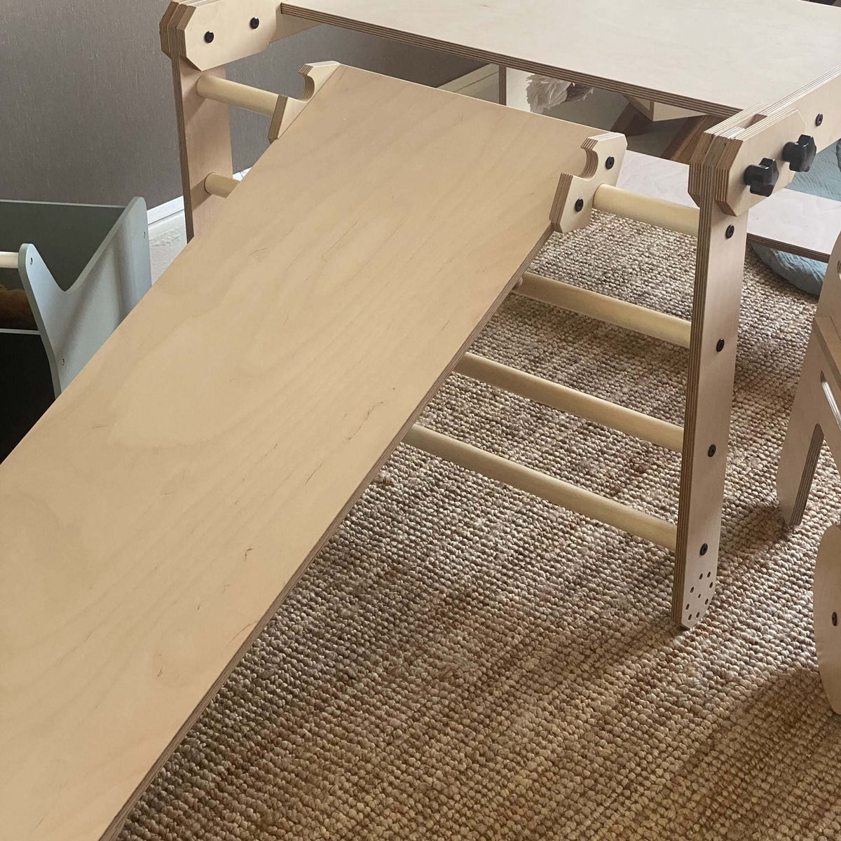 Klettertisch NABU mit Kletterrampe und Spieltisch zum Zeichnen und Klettern
