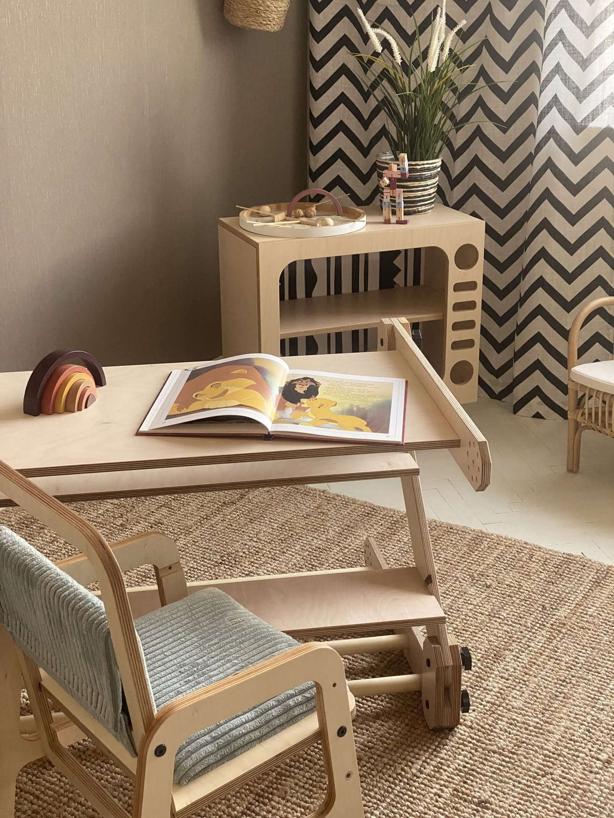 Kletterset NABU als Sitzgelegenheit und Maltisch im gemütlichen Kinderzimmer