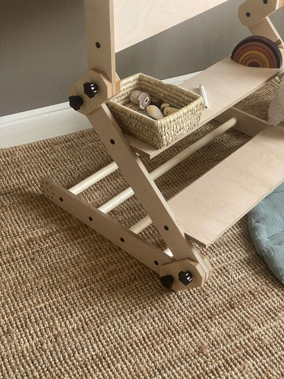 Kletterset Klettertisch NABU mit Aufbewahrungskorb und Holzspielzeug auf dem Teppich