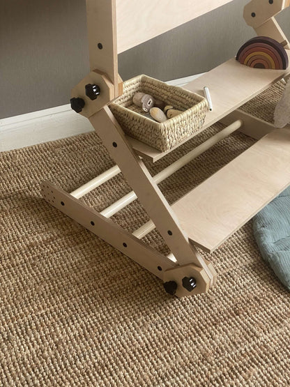 Kletterset Klettertisch NABU mit Aufbewahrungskorb und Holzspielzeug auf dem Teppich