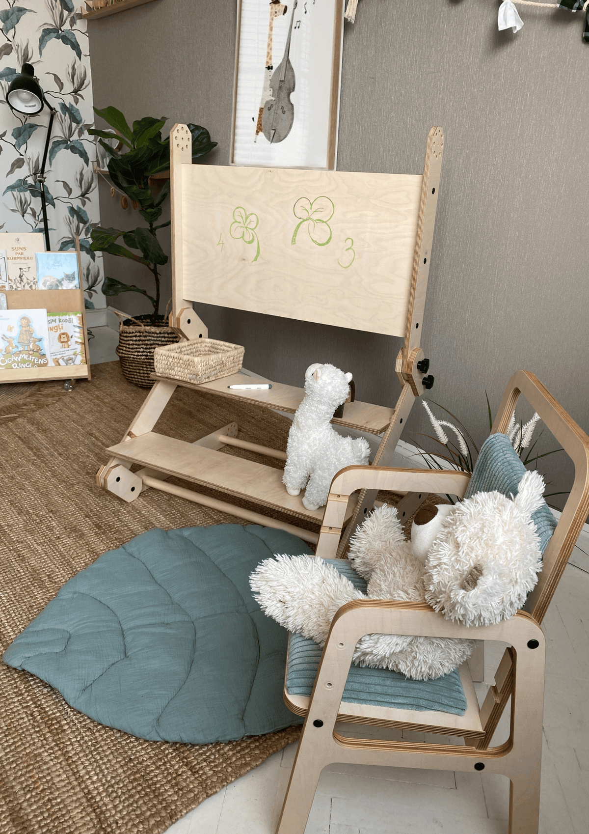 Klettertisch NABU als Kindertisch mit kreidefreundlicher Malfläche und Stühlen