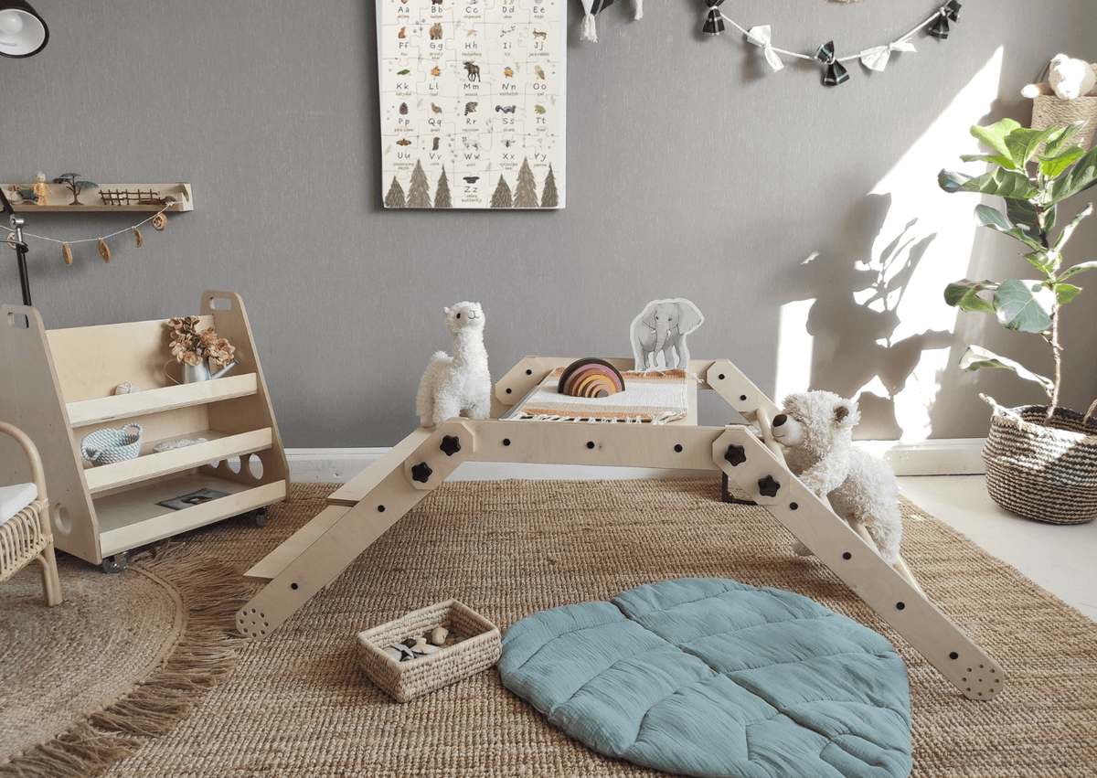 Kletterset Klettertisch NABU in einem kreativen Spielzimmer mit Dekoration