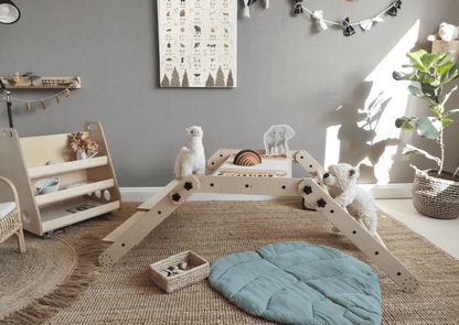 Kletterset Klettertisch NABU in einem kreativen Spielzimmer mit Dekoration