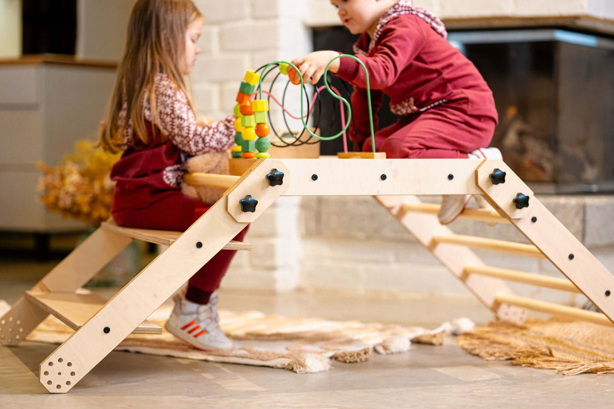 Zwei Kinder spielen kreativ am Kletterset Klettertisch NABU