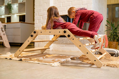 Kinder klettern und spielen zu Hause am Kletterset NABU