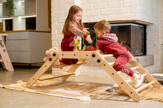 Kletterset Klettertisch NABU von luu.la mit zwei Kindern am Maltisch mit Kletterrampe