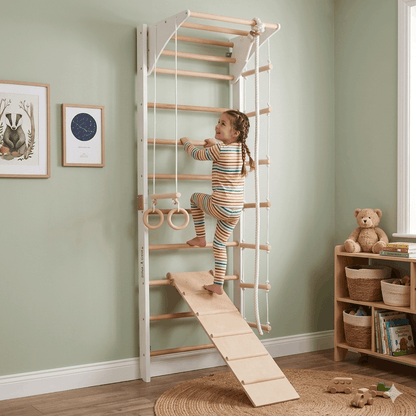 Weiße Kletterwand HANNAH mit Kind beim Klettern