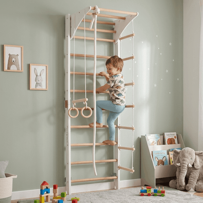 Weiße Kletterwand LARA mit Kind beim Klettern