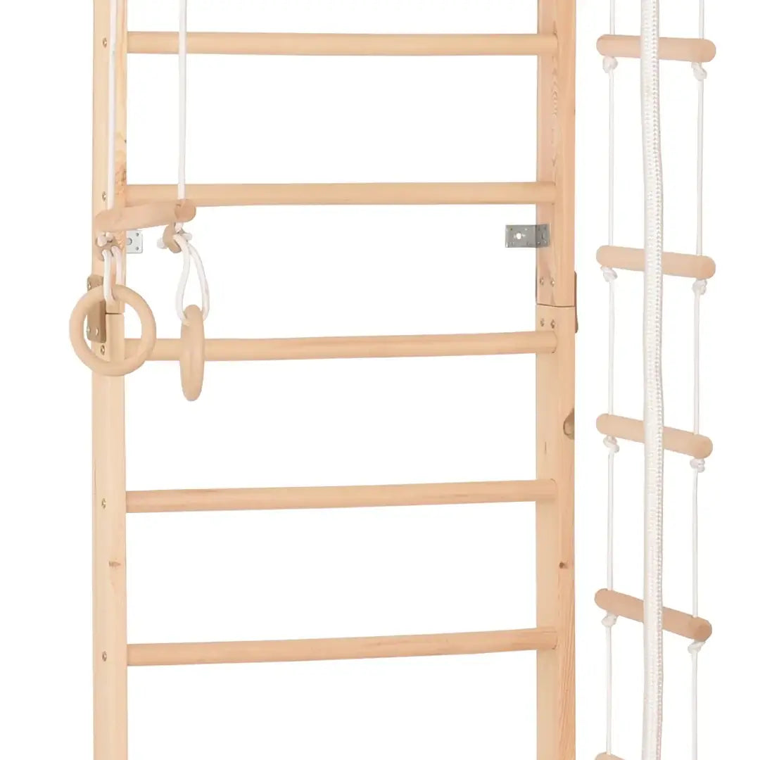 Naturfarbene Kletterwand SPORT2 mit Kletterelementen