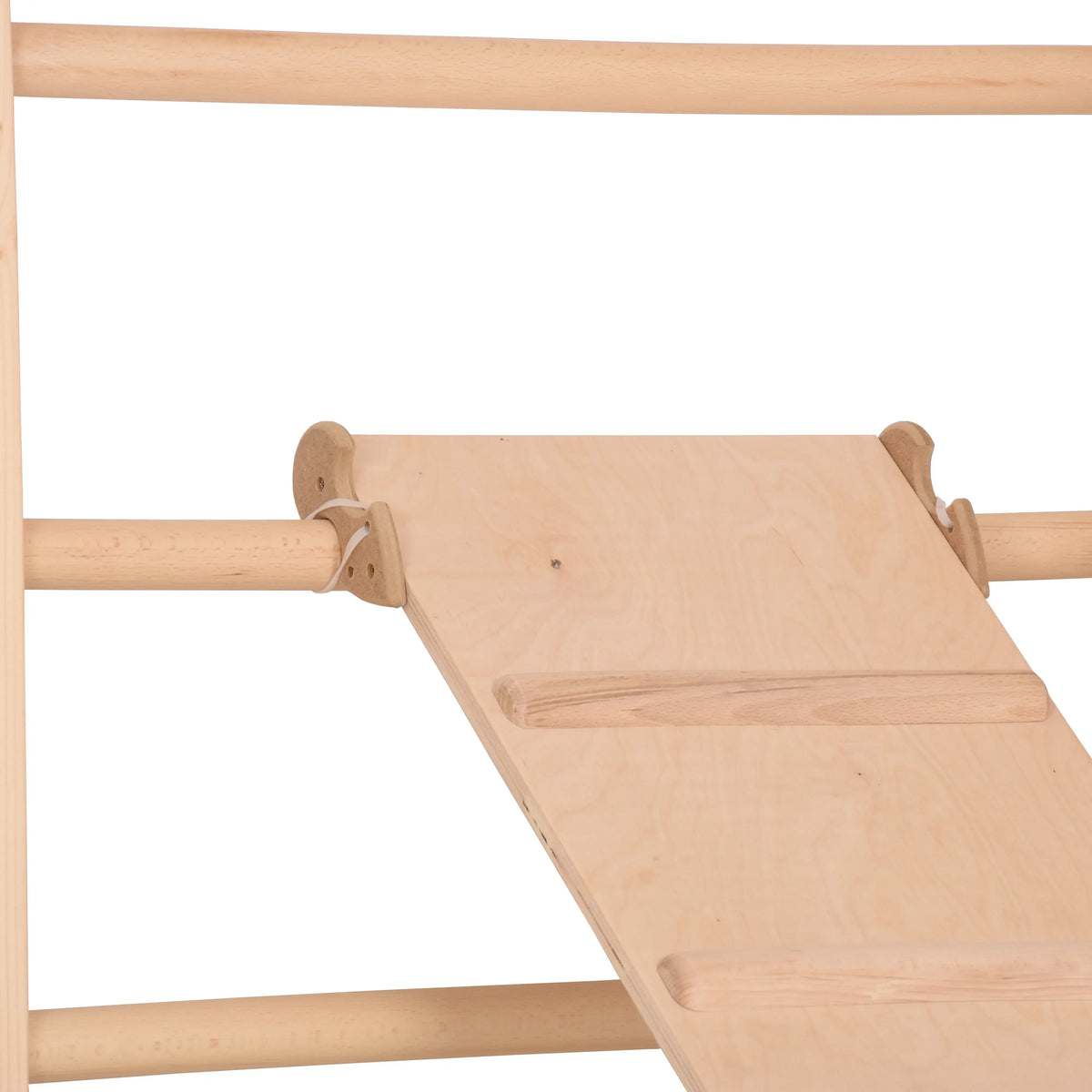 Weiße Kletterwand HANNAH aus stabilem Holz im Detail