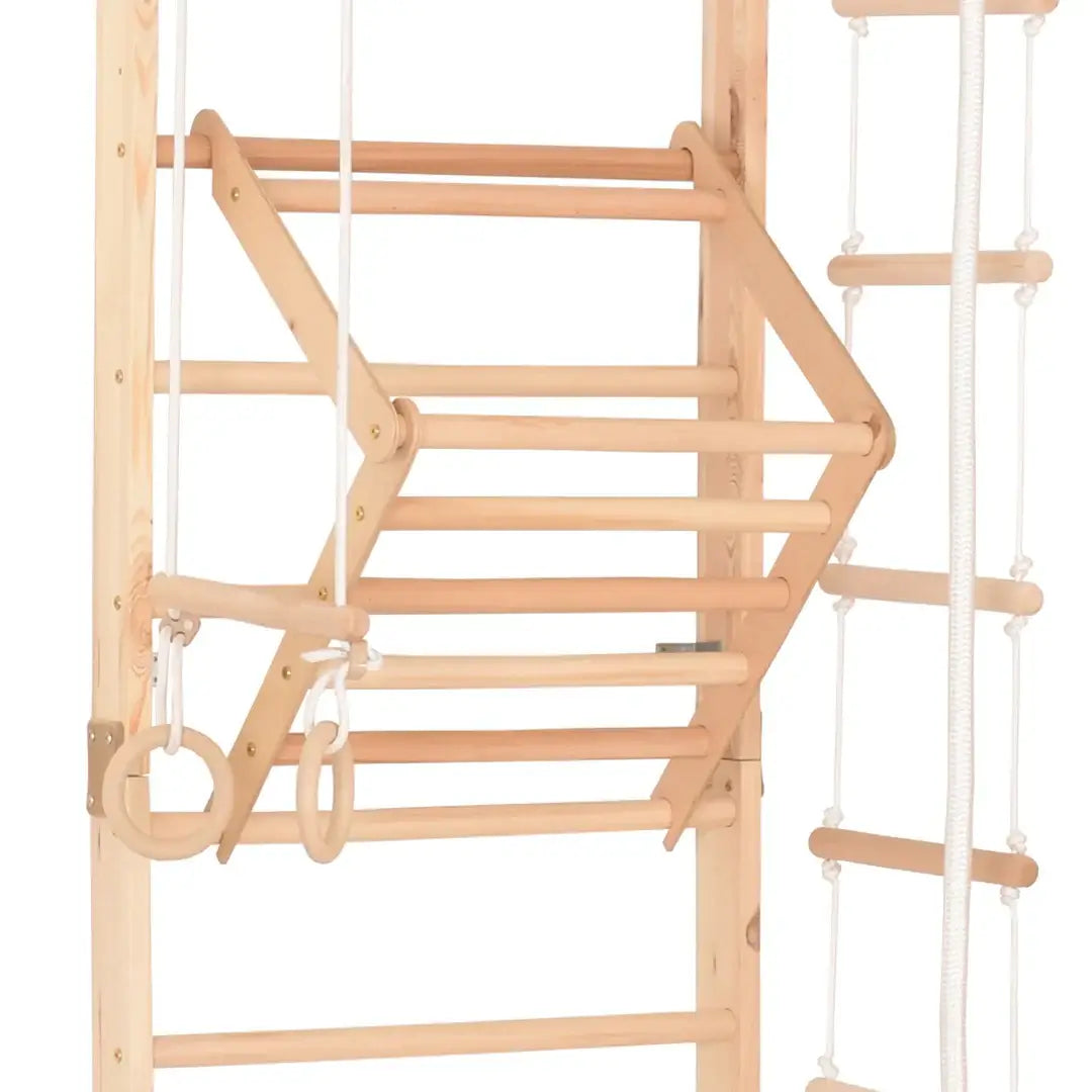 Kletterwand INA in Natur aus Holz mit Sprossen