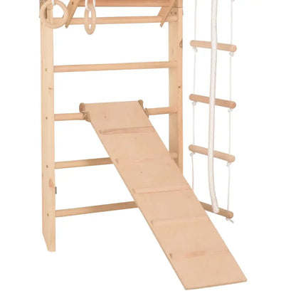 Naturfarbene Kletterwand INA mit Kletterelementen