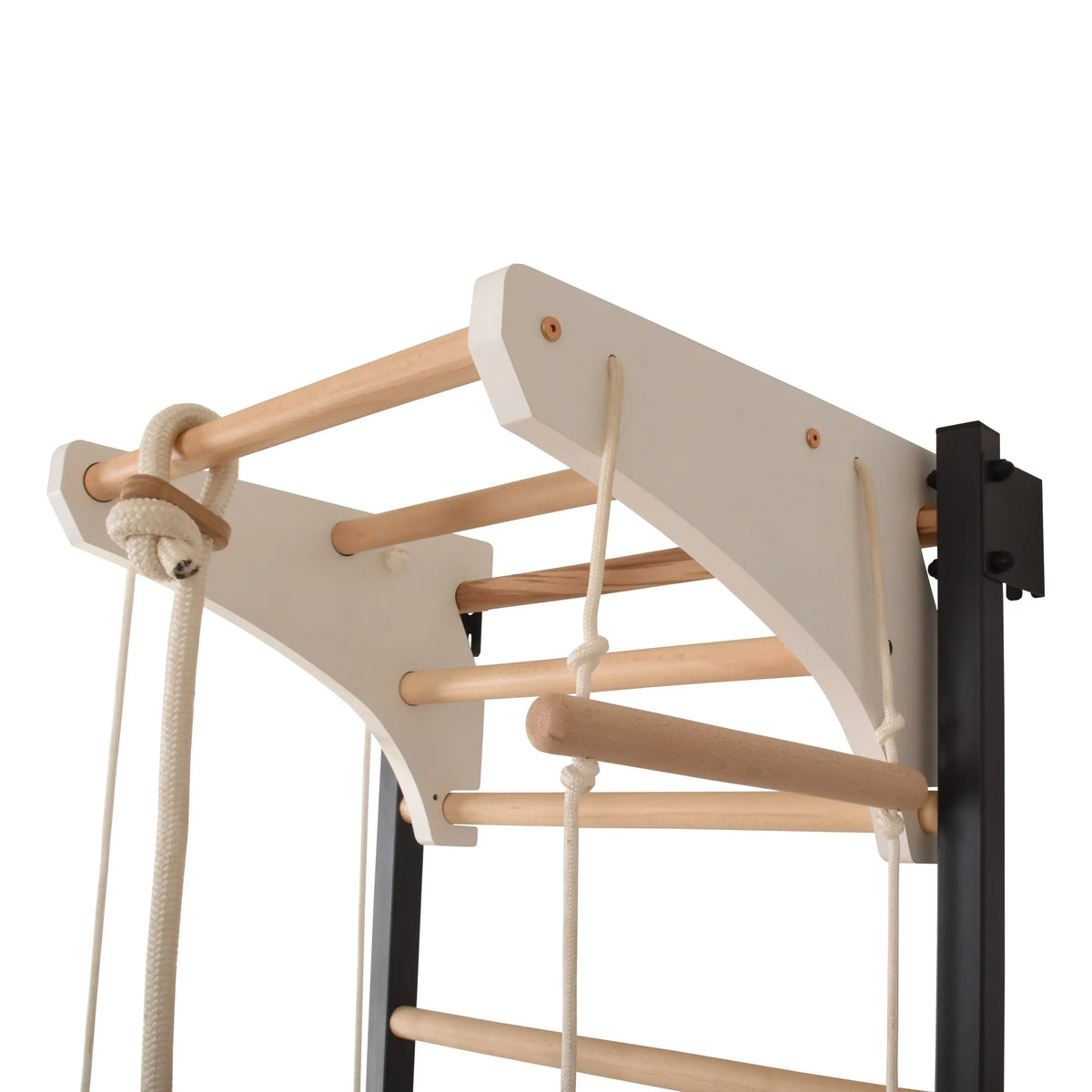 Metall-Kletterwand mit Sprossen und Kletterelementen
