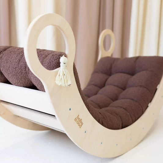 Limitiertes Bouclé-Kissen für die Holzwippe in Braun von Babywood