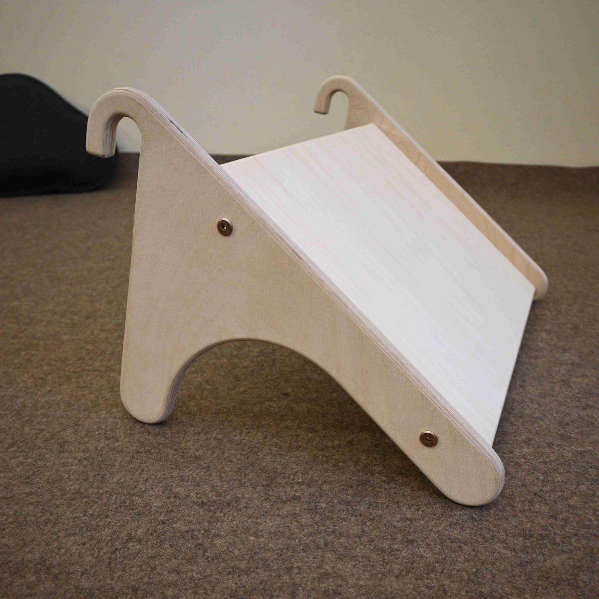 Maltisch für das Kletterdreieck aus Holz mit glatter Tischplatte