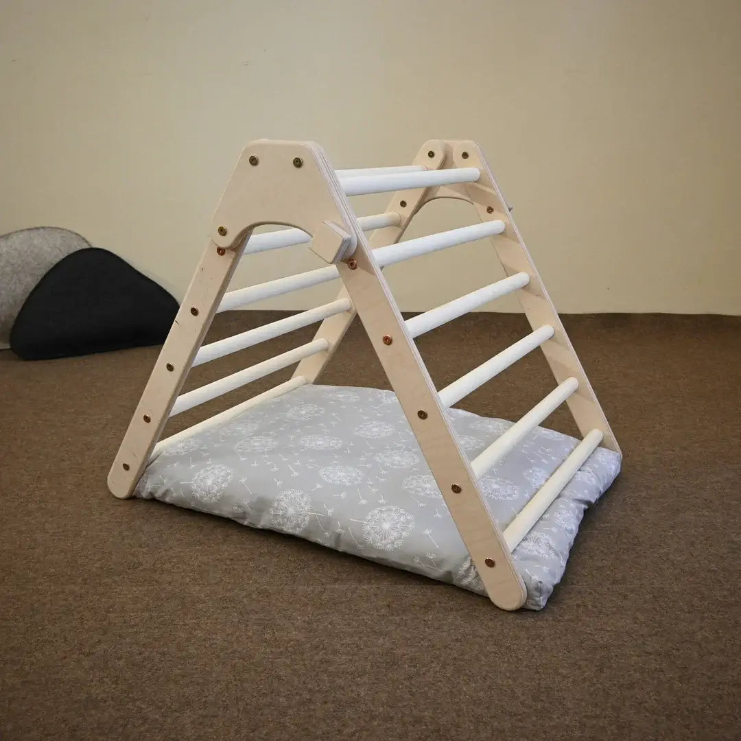 Kletterdreieck mit Kissen im Design Löwenzahn im Kinderzimmer