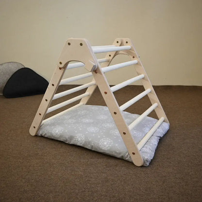 Kletterdreieck mit Kissen im Design Löwenzahn im Kinderzimmer