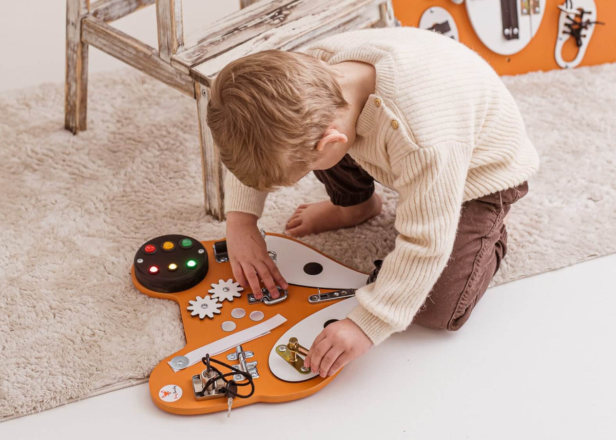 Mini Motorikbrett Fuchs in Orange aus Holz