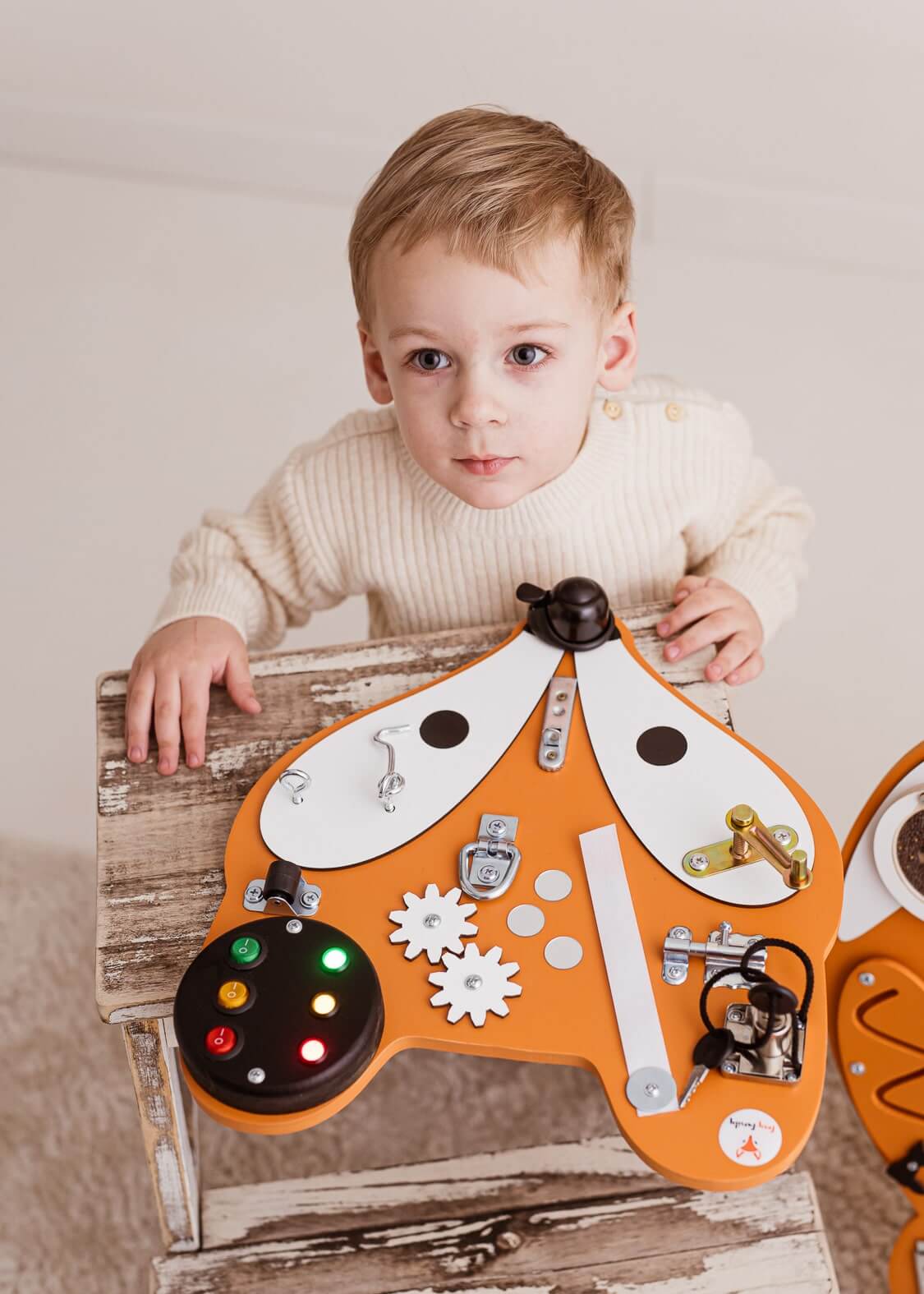 Mini Motorikbrett Fuchs in Orange von Foxy Family aus Holz