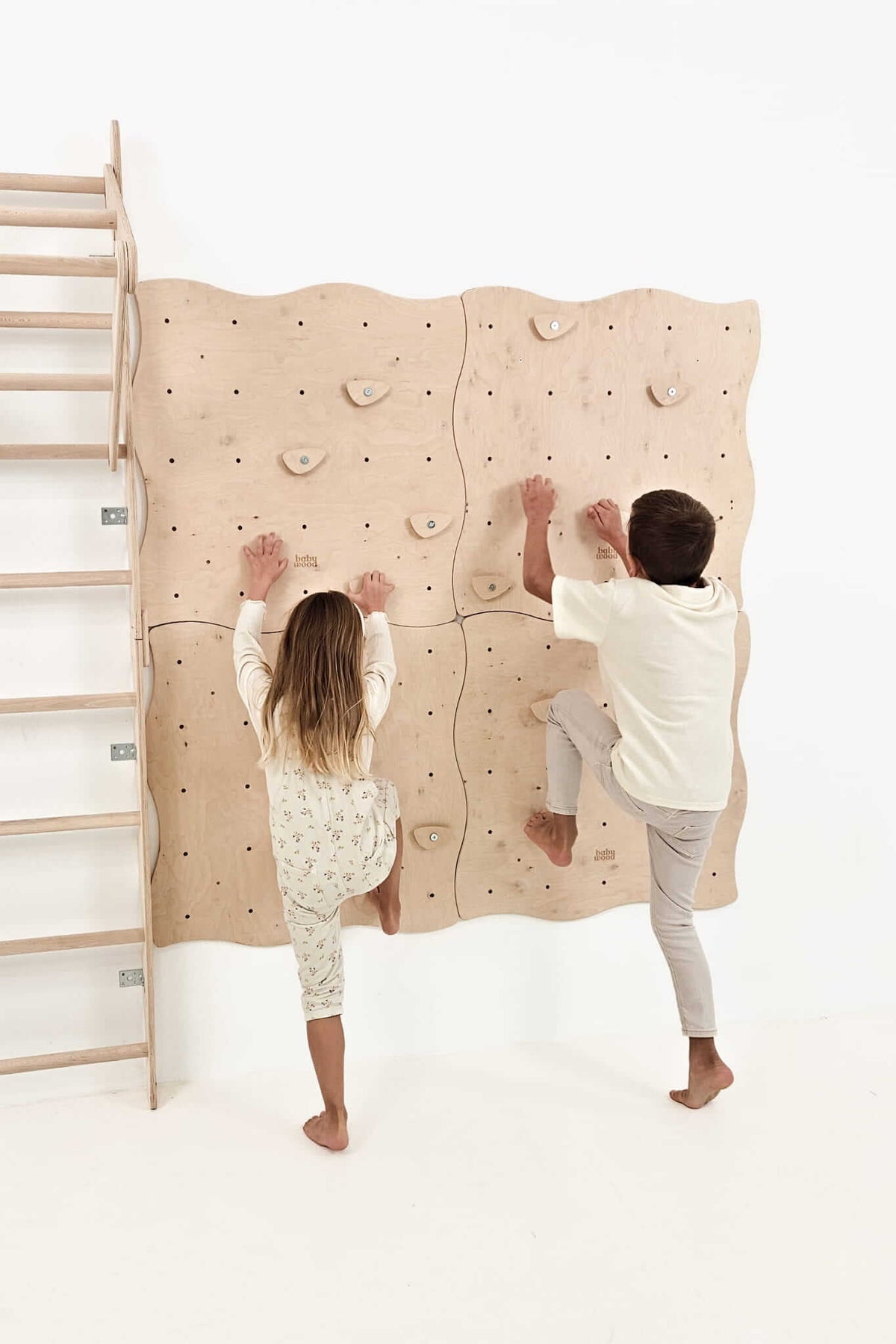 Modulare Kletterwand für Kinder aus Holz im Kinderzimmer