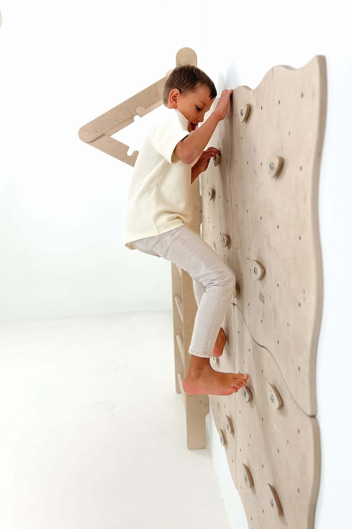 Modulare Holz-Kletterwand mit Klettergriffen für Kinder