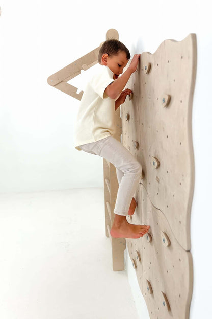 Modulare Holz-Kletterwand mit Klettergriffen für Kinder