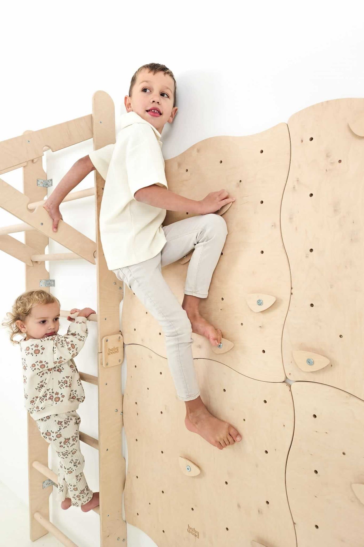 Modulare Kletterwand für Kinder zum individuellen Aufbau